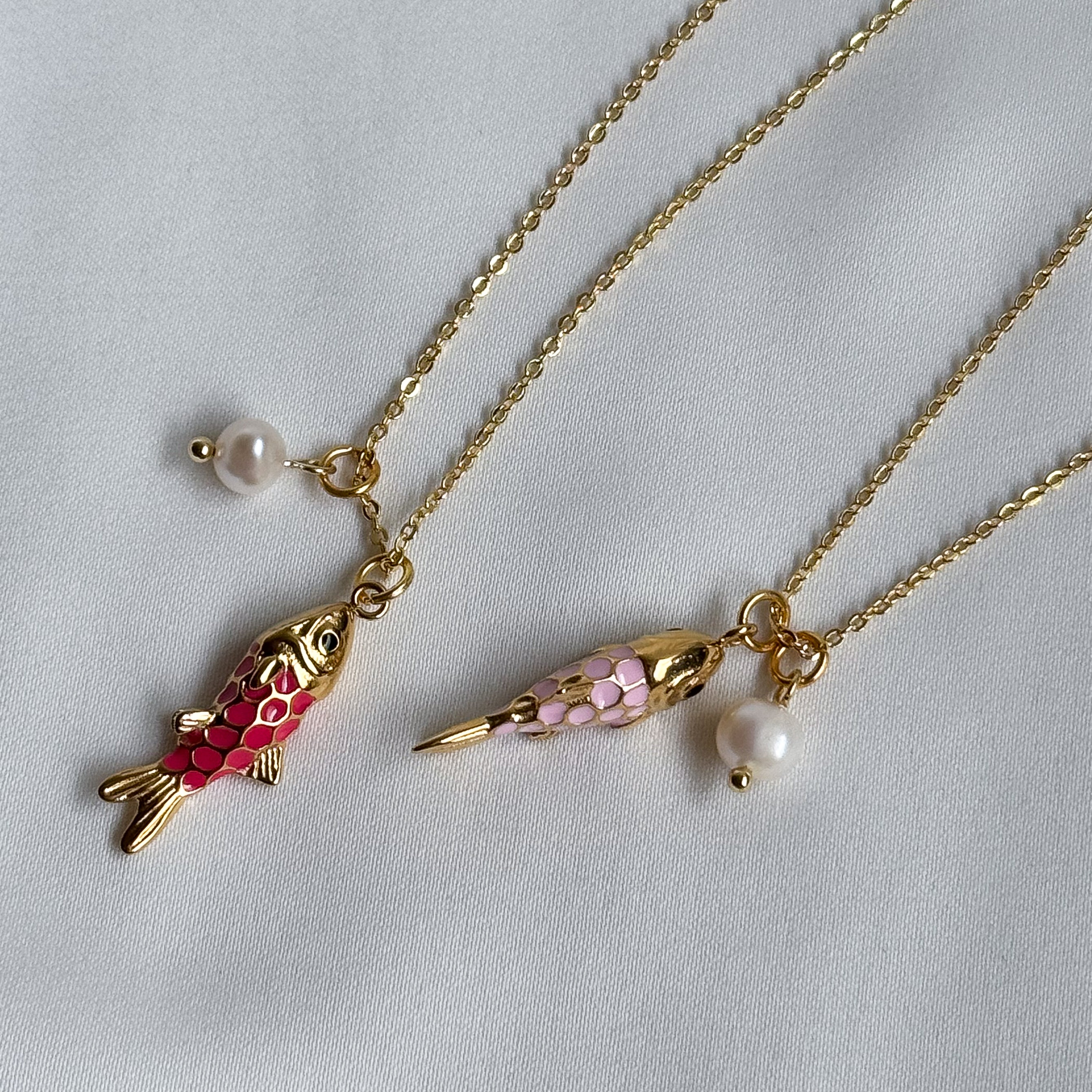 Goldplated ketting met gekleurd visje