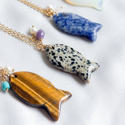 Goldplated ketting met natuursteen vis hanger