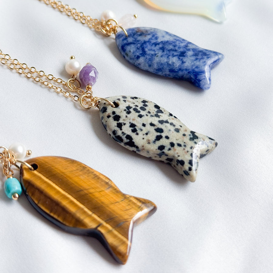 Goldplated ketting met natuursteen vis hanger